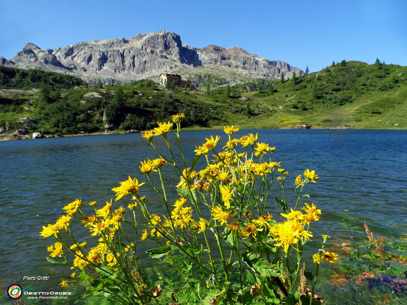 01 Lago Rotondo (1972 m) con vista sul Rif. Calvi e Cabianca .JPG